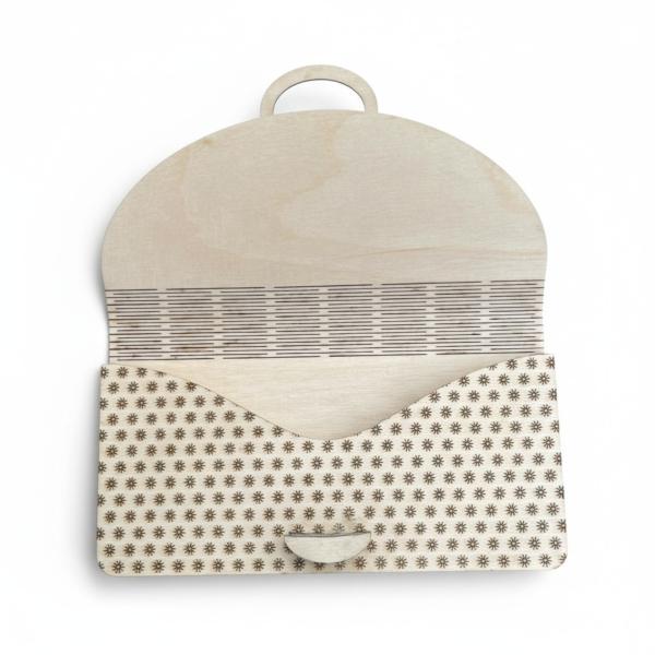 Holz‑Umschlag aus Sperrholz mit modernem Schriftzug ‚congratulations gratulate‘, ideal für Geldgeschenke und Gutscheine.